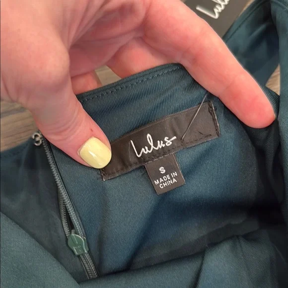 Elegant Green Dress - Picture 4 of 5